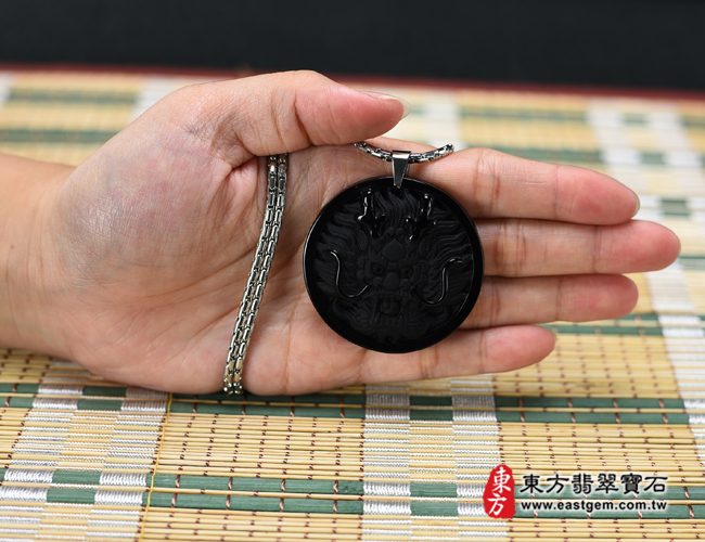 龍項鍊玉珮大小示意圖照片   黑曜石龍項鍊玉珮（畫龍點睛、招財富貴龍：龍牌黑曜石龍玉珮、黑曜石龍玉墜、龍十二生肖項鍊）。全黑黑曜石龍，DR545。客製化訂做各種黑曜石龍吊墜玉珮項鍊。★附東方翡翠寶石保證卡