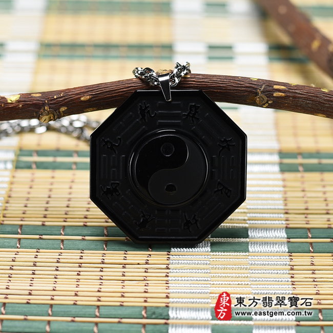 黑曜石太極八卦項鍊玉珮情境照片  黑曜石八卦項鍊玉珮（精工八卦太極：八卦牌黑曜石八卦玉珮、黑曜石八卦玉墜）。全黑黑曜石八卦，ED276。客製化訂做各種黑曜石八卦吊墜玉珮項鍊。★附東方翡翠寶石保證卡
