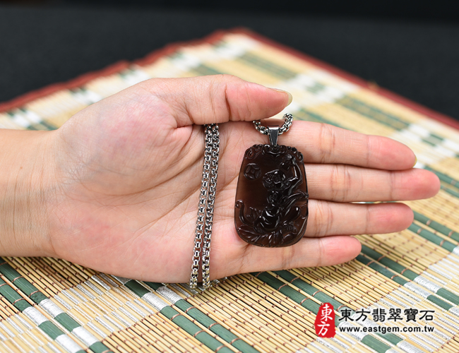 猴項鍊玉珮出貨照片  黑曜石猴項鍊玉珮（吉祥如意：猴牌黑曜石猴玉珮、黑曜石猴玉墜、猴十二生肖項鍊）。冰種黑曜石猴，HW076。客製化訂做各種黑曜石猴吊墜玉珮項鍊。★附東方翡翠寶石保證卡