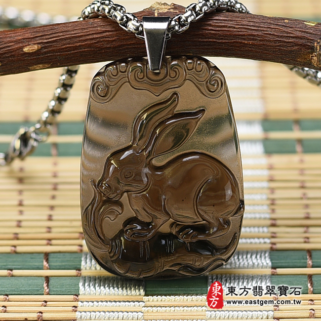生肖兔項鍊玉珮正面照片  黑曜石兔項鍊玉珮（招財如意兔：兔牌黑曜石兔玉珮、黑曜石兔玉墜、兔十二生肖項鍊）。冰種黑曜石兔，RB049。客製化訂做各種黑曜石兔吊墜玉珮項鍊。★附東方翡翠寶石保證卡