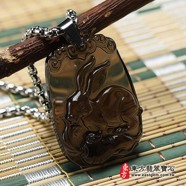 生肖兔項鍊玉珮左側照片  黑曜石兔項鍊玉珮（招財如意兔：兔牌黑曜石兔玉珮、黑曜石兔玉墜、兔十二生肖項鍊）。冰種黑曜石兔，RB049。客製化訂做各種黑曜石兔吊墜玉珮項鍊。★附東方翡翠寶石保證卡