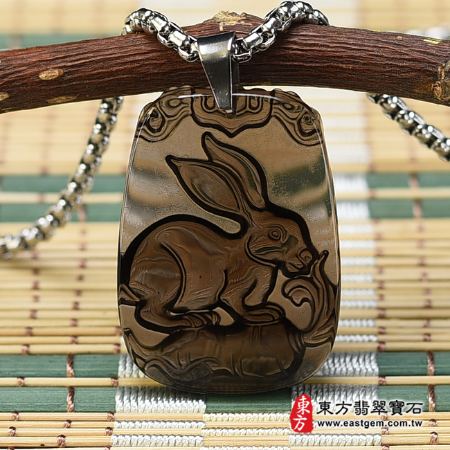 生肖兔項鍊玉珮背面照片  黑曜石兔項鍊玉珮（招財如意兔：兔牌黑曜石兔玉珮、黑曜石兔玉墜、兔十二生肖項鍊）。冰種黑曜石兔，RB049。客製化訂做各種黑曜石兔吊墜玉珮項鍊。★附東方翡翠寶石保證卡