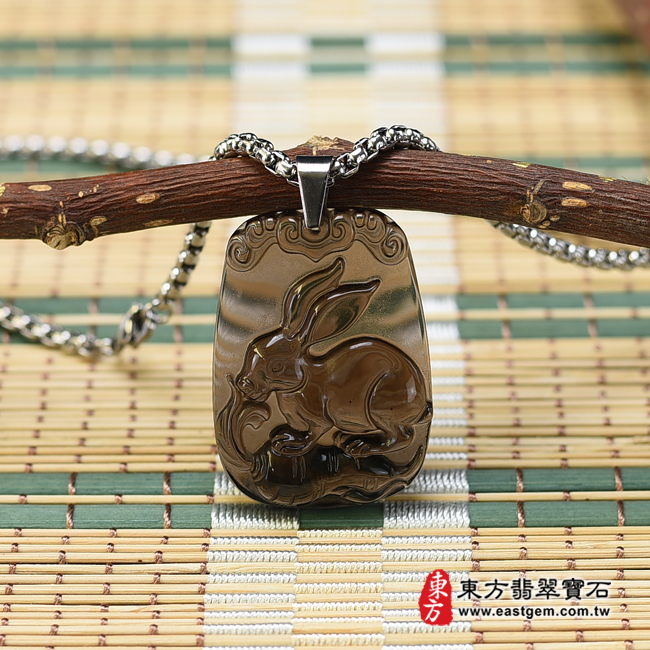 生肖兔項鍊玉珮情境照片  黑曜石兔項鍊玉珮（招財如意兔：兔牌黑曜石兔玉珮、黑曜石兔玉墜、兔十二生肖項鍊）。冰種黑曜石兔，RB049。客製化訂做各種黑曜石兔吊墜玉珮項鍊。★附東方翡翠寶石保證卡