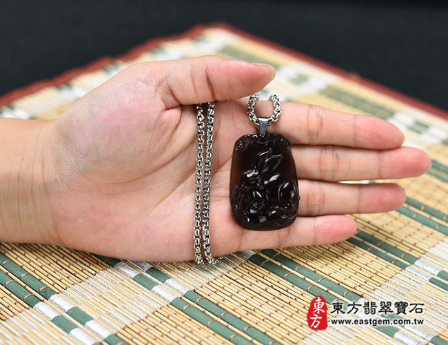 生肖兔項鍊玉珮大小示意圖  黑曜石兔項鍊玉珮（招財如意兔：兔牌黑曜石兔玉珮、黑曜石兔玉墜、兔十二生肖項鍊）。冰種黑曜石兔，RB049。客製化訂做各種黑曜石兔吊墜玉珮項鍊。★附東方翡翠寶石保證卡