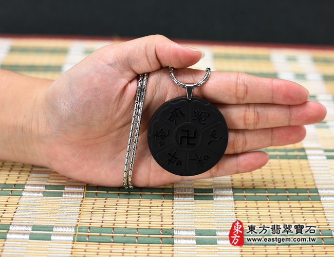 黑曜石六字真言項鍊玉珮大小示意照片  黑曜石六字真言唵嘛呢叭咪吽項鍊玉珮（六字真言唵嘛呢叭咪吽、六字大明咒：六字真言唵嘛呢叭咪吽牌黑曜石六字真言唵嘛呢叭咪吽玉珮、黑曜石六字真言唵嘛呢叭咪吽玉墜）。全黑黑曜石六字真言唵嘛呢叭咪吽，SL019。客製化訂做各種黑曜石六字真言唵嘛呢叭咪吽吊墜玉珮項鍊。★附東方翡翠寶石保證卡