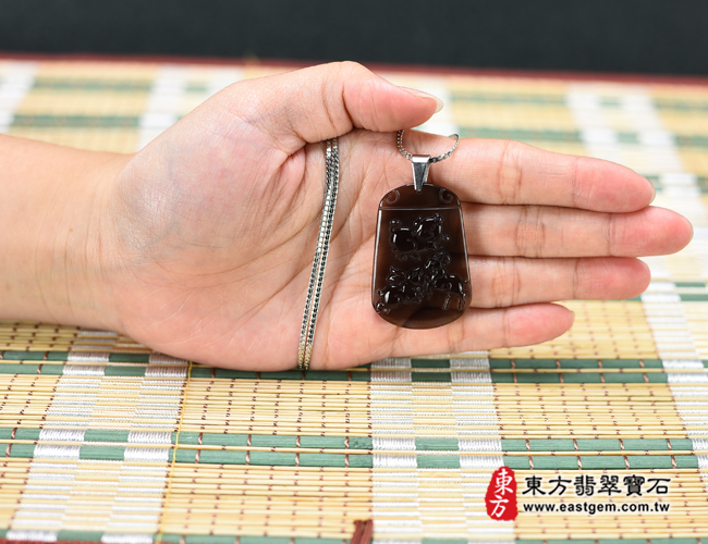 三合貴人項鍊玉珮大小示意照片   黑曜石生肖三合六合貴人項鍊玉珮（生肖屬羊的三合六合貴人，豬兔馬：三合牌六合牌黑曜石三合玉珮、黑曜石三合玉墜、三合六合十二生肖項鍊）。冰種黑曜石三合，ZH178。客製化訂做各種黑曜石三合六合吊墜玉珮項鍊。★附東方翡翠寶石保證卡