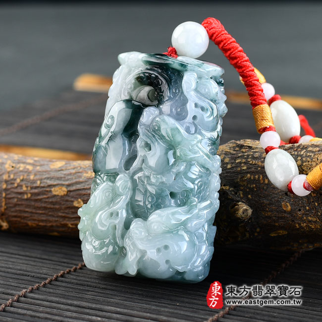 九龍至尊 右側照片 翡翠龍項鍊玉珮(九龍獻瑞:龍牌A貨翡翠龍玉珮、緬甸玉龍玉墜、龍十二生肖項鍊)。糯種帶飄花九龍,DR570。客製化訂做各種翡翠龍吊墜玉珮項鍊。★附A貨翡翠雙證書 九龍至尊 右側照片 翡翠龍項鍊玉珮(九龍獻瑞:龍牌A貨翡翠龍玉珮、緬甸玉龍玉墜、龍十二生肖項鍊)。糯種帶飄花九龍,DR570。客製化訂做各種翡翠龍吊墜玉珮項鍊。★附A貨翡翠雙證書