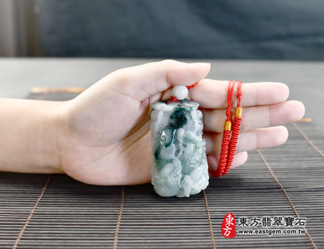 九龍至尊 大小示意照片 翡翠龍項鍊玉珮(九龍獻瑞:龍牌A貨翡翠龍玉珮、緬甸玉龍玉墜、龍十二生肖項鍊)。糯種帶飄花九龍,DR570。客製化訂做各種翡翠龍吊墜玉珮項鍊。★附A貨翡翠雙證書 九龍至尊 大小示意照片 翡翠龍項鍊玉珮(九龍獻瑞:龍牌A貨翡翠龍玉珮、緬甸玉龍玉墜、龍十二生肖項鍊)。糯種帶飄花九龍,DR570。客製化訂做各種翡翠龍吊墜玉珮項鍊。★附A貨翡翠雙證書