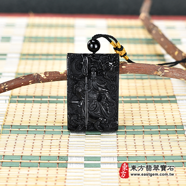 頂級細料微透光黑曜石關公項鍊玉珮情境照（乘龍關聖帝君、乘龍關公：關公牌黑曜石關公玉珮、黑曜石關公玉墜）。頂級黑曜石關公，KG470。客製化訂做各種黑曜石關公吊墜玉珮項鍊。★附東方翡翠寶石保證卡
