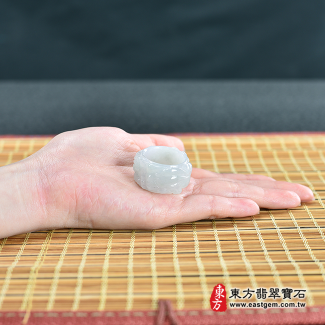 翡翠戒指（玉戒指、A貨翡翠戒指、緬甸玉戒指，版指戒，版戒指，結婚戒指、結婚對戒、男女對戒）。糯種淡紫色雕貔貅翡翠戒指，國際圍20，RNG094。客製化訂做各種翡翠戒指吊墜玉珮項鍊。★附A貨翡翠雙證書