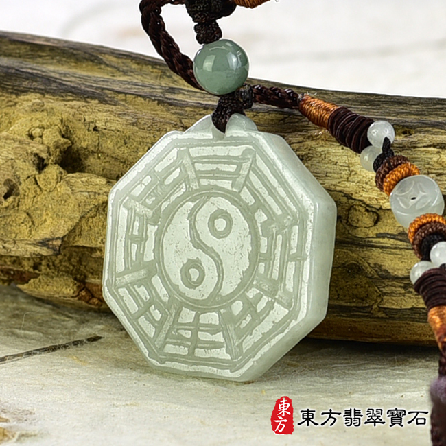 右側翡翠八卦項鍊玉珮（精工八卦太極，後天八卦：八卦牌A貨翡翠八卦玉珮、緬甸玉八卦玉墜）。綠色糯種八卦，ED291。客製化訂做各種翡翠八卦吊墜玉珮項鍊。★附A貨翡翠雙證書
