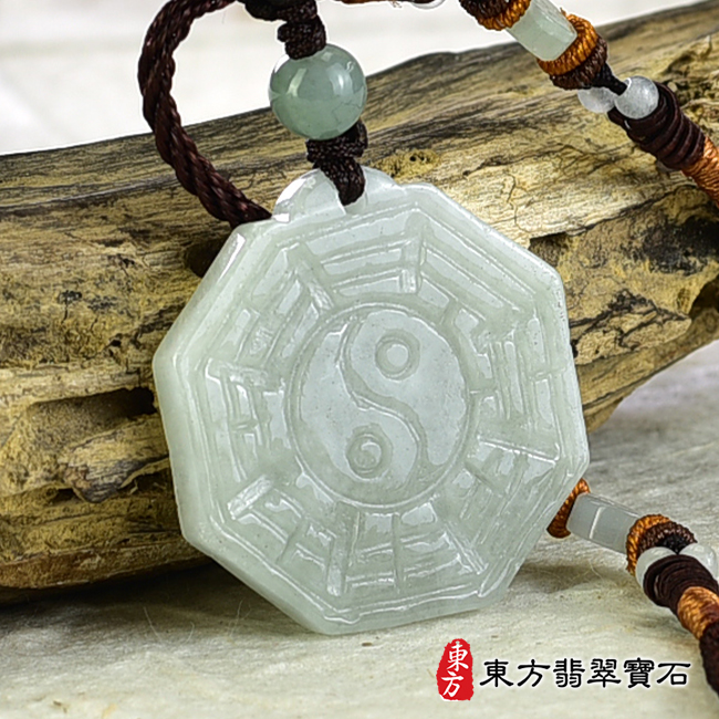 左側翡翠八卦項鍊玉珮（精工八卦太極，後天八卦：八卦牌A貨翡翠八卦玉珮、緬甸玉八卦玉墜）。綠色糯種八卦，ED291。客製化訂做各種翡翠八卦吊墜玉珮項鍊。★附A貨翡翠雙證書