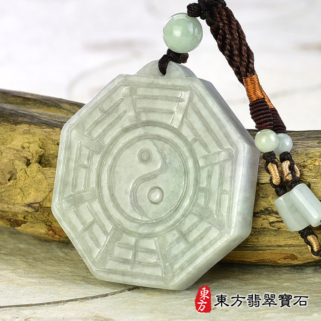 右側翡翠八卦項鍊玉珮（精工八卦太極，後天八卦：八卦牌A貨翡翠八卦玉珮、緬甸玉八卦玉墜）。綠色糯豆種八卦，ED297。客製化訂做各種翡翠八卦吊墜玉珮項鍊。★附A貨翡翠雙證書