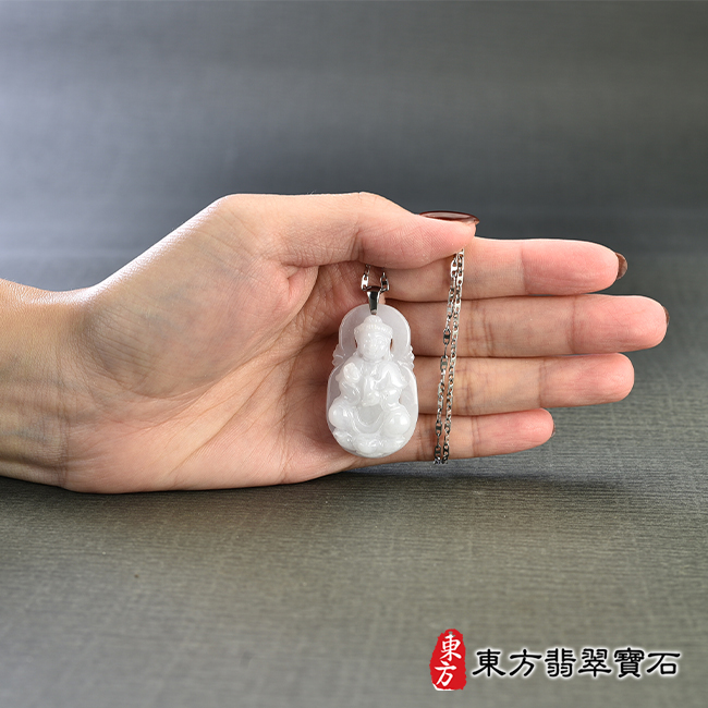 背景全景翡翠觀世音菩薩項鍊玉珮（觀世音菩薩，寶瓶觀音：觀世音菩薩牌A貨翡翠觀世音菩薩玉珮、緬甸玉觀世音菩薩玉墜）。糯種白色觀世音菩薩，GY1538。客製化訂做各種翡翠觀世音菩薩吊墜玉珮項鍊。★附A貨翡翠雙證書