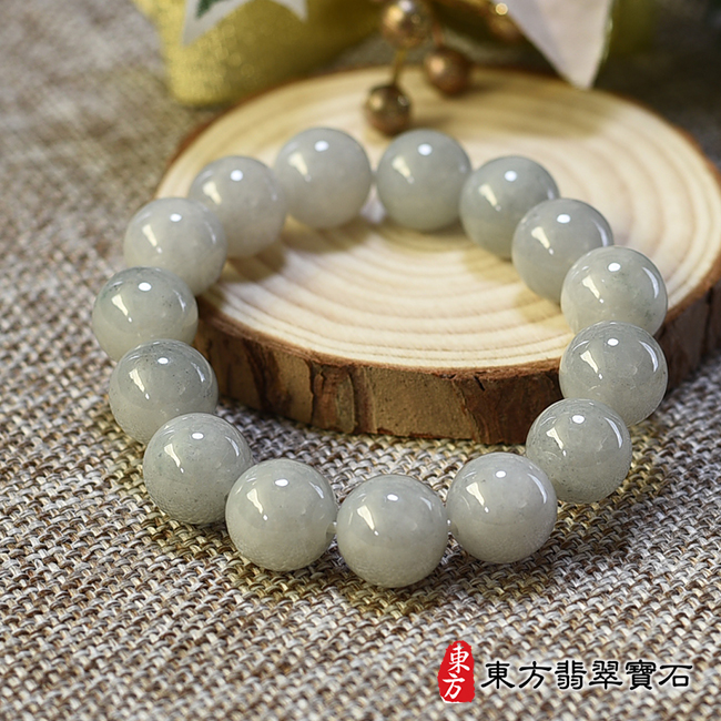 背面糥種翡翠手鍊，糥種緬甸玉手鍊（糥種翡翠珠子、白綠色，珠徑約13.3mm，15顆珠，ONG021）。客製化設計各種翡翠珠串、翡翠珠子、緬甸玉手鍊、緬甸玉珠串、緬甸玉珠子、緬甸玉手珠。★附A貨翡翠雙證書
