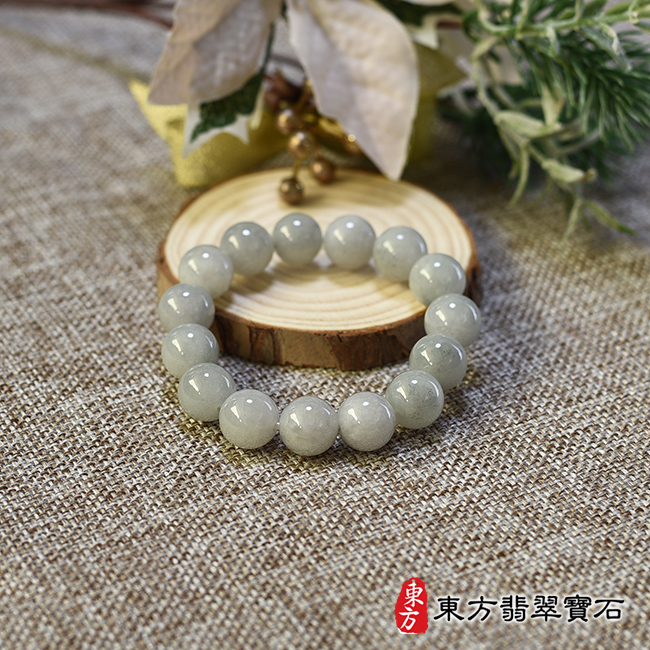 全景糥種翡翠手鍊，糥種緬甸玉手鍊（糥種翡翠珠子、白綠色，珠徑約13.3mm，15顆珠，ONG021）。客製化設計各種翡翠珠串、翡翠珠子、緬甸玉手鍊、緬甸玉珠串、緬甸玉珠子、緬甸玉手珠。★附A貨翡翠雙證書