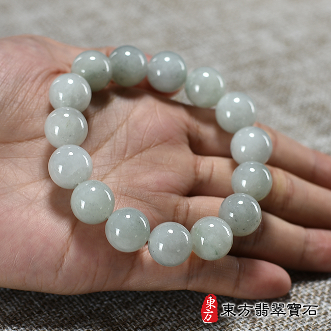 全景大小糥種翡翠手鍊，糥種緬甸玉手鍊（糥種翡翠珠子、白綠色，珠徑約13.3mm，15顆珠，ONG021）。客製化設計各種翡翠珠串、翡翠珠子、緬甸玉手鍊、緬甸玉珠串、緬甸玉珠子、緬甸玉手珠。★附A貨翡翠雙證書