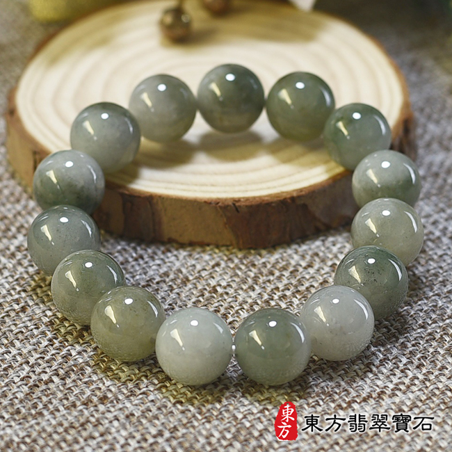 正面糥種翡翠手鍊，糥種緬甸玉手鍊（糥種翡翠珠子、深淺綠色，珠徑約13.4mm，15顆珠，ONG023）。客製化設計各種翡翠珠串、翡翠珠子、緬甸玉手鍊、緬甸玉珠串、緬甸玉珠子、緬甸玉手珠。★附A貨翡翠雙證書