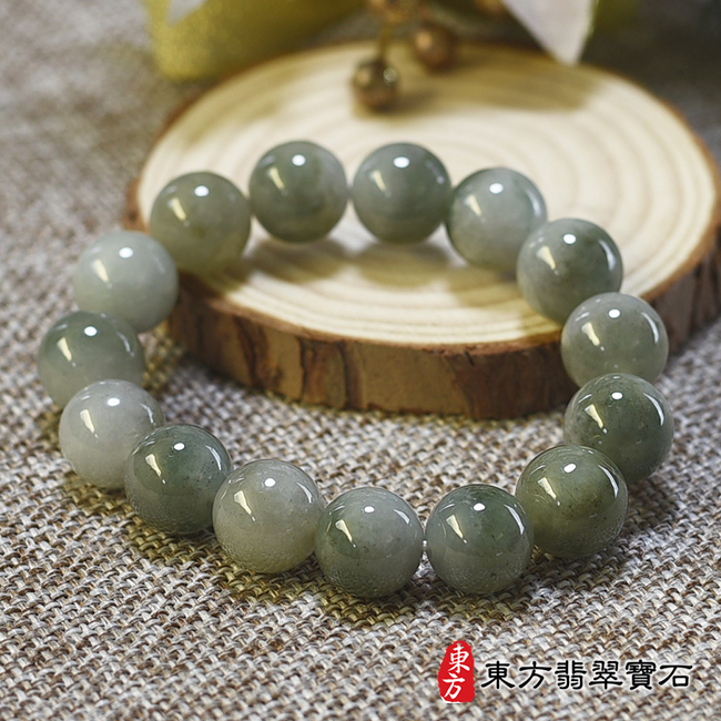 背面糥種翡翠手鍊，糥種緬甸玉手鍊（糥種翡翠珠子、深淺綠色，珠徑約13.4mm，15顆珠，ONG023）。客製化設計各種翡翠珠串、翡翠珠子、緬甸玉手鍊、緬甸玉珠串、緬甸玉珠子、緬甸玉手珠。★附A貨翡翠雙證書