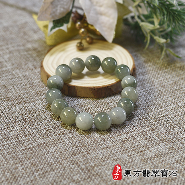 全景糥種翡翠手鍊，糥種緬甸玉手鍊（糥種翡翠珠子、深淺綠色，珠徑約13.4mm，15顆珠，ONG023）。客製化設計各種翡翠珠串、翡翠珠子、緬甸玉手鍊、緬甸玉珠串、緬甸玉珠子、緬甸玉手珠。★附A貨翡翠雙證書