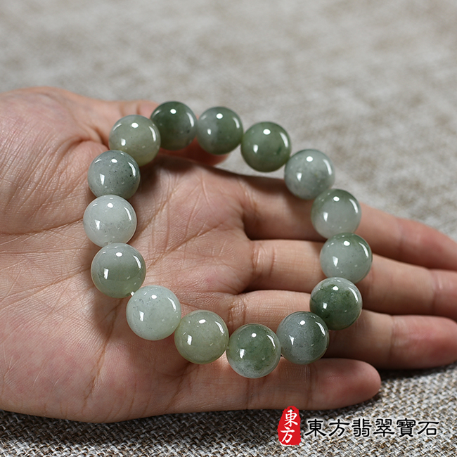 全景大小糥種翡翠手鍊，糥種緬甸玉手鍊（糥種翡翠珠子、深淺綠色，珠徑約13.4mm，15顆珠，ONG023）。客製化設計各種翡翠珠串、翡翠珠子、緬甸玉手鍊、緬甸玉珠串、緬甸玉珠子、緬甸玉手珠。★附A貨翡翠雙證書