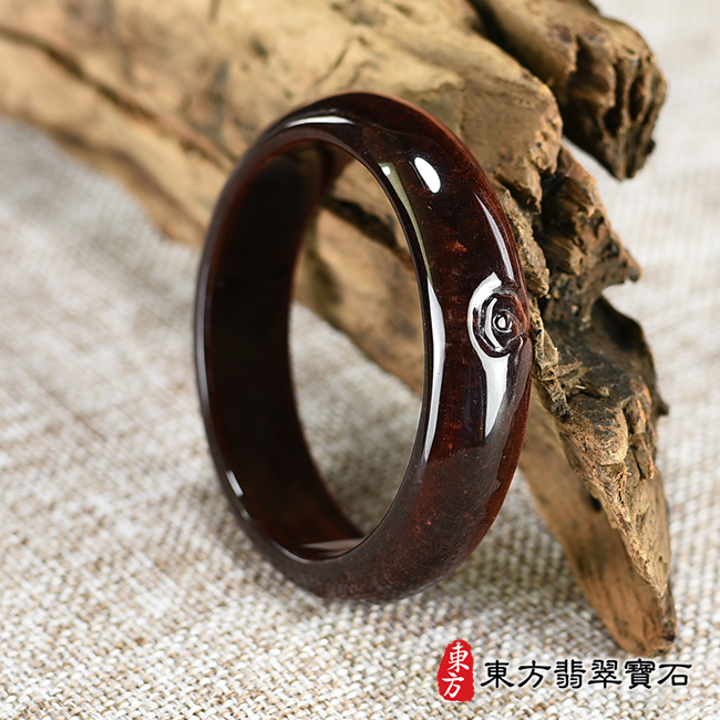 虎眼石手鐲。（暗紅色 亮紅色相間 一些黑色紋路，圓鐲19，RE007）。客製化訂做各種虎眼石手鐲。★附東方翡翠寶石雙證書