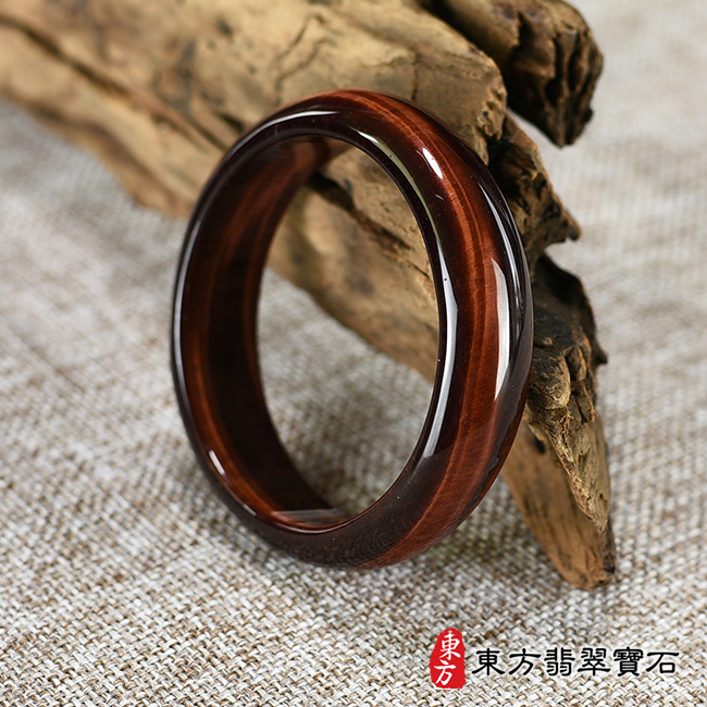虎眼石手鐲。（暗紅色 亮紅色相間 一些黑色紋路，圓鐲19，RE007）。客製化訂做各種虎眼石手鐲。★附東方翡翠寶石雙證書