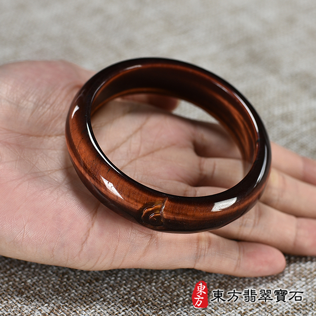 虎眼石手鐲。（暗紅色 亮紅色相間 一些黑色紋路，圓鐲19，RE007）。客製化訂做各種虎眼石手鐲。★附東方翡翠寶石雙證書
