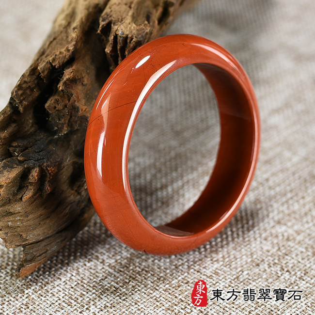 紅碧玉手鐲。（紅色 帶黑色紋路 白色結晶，圓鐲18.5，RU004）。客製化訂做各種紅碧玉手鐲。★附東方翡翠寶石保證卡