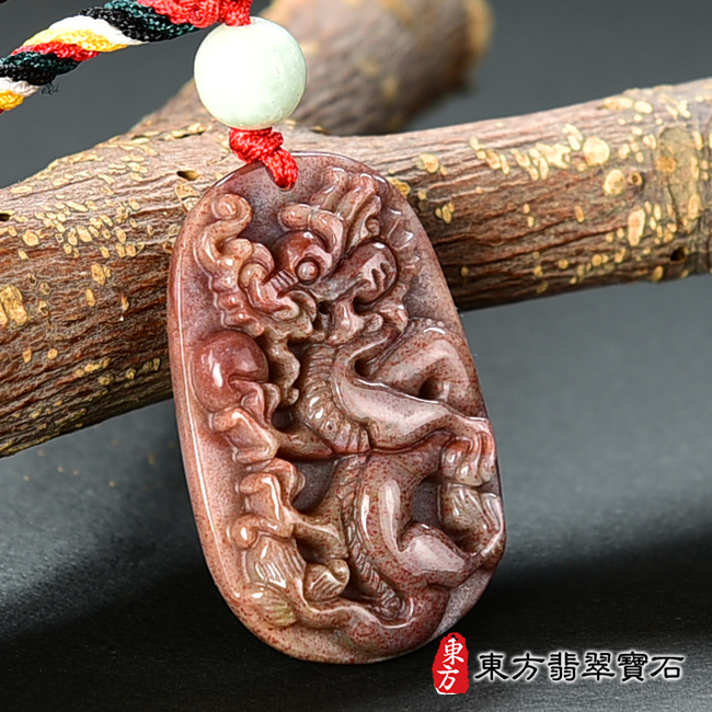 左側水草玉龍項鍊玉珮（祥龍瑞氣、招財富貴龍：龍牌、龍玉珮、龍玉墜、龍十二生肖項鍊）紅水草玉龍吊墜，DR582。客製化訂做各種水草玉龍吊墜玉珮項鍊。