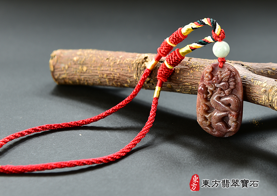 意境水草玉龍項鍊玉珮（祥龍瑞氣、招財富貴龍：龍牌、龍玉珮、龍玉墜、龍十二生肖項鍊）紅水草玉龍吊墜，DR582。客製化訂做各種水草玉龍吊墜玉珮項鍊。