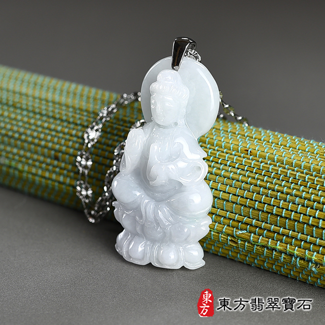 翡翠觀音項鍊玉珮右側（觀世音菩薩：觀音牌A貨翡翠觀音玉珮、緬甸玉觀世音菩薩玉墜）。春帶彩糯種翡翠觀音，GY1578。客製化訂做各種翡翠觀音吊墜玉珮項鍊。★附A貨翡翠雙證書