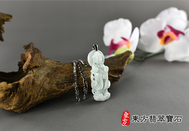 翡翠觀音項鍊玉珮意境照（觀世音菩薩：觀音牌A貨翡翠觀音玉珮、緬甸玉觀世音菩薩玉墜）。綠翡細豆種觀音，GY1603。客製化訂做各種翡翠觀音吊墜玉珮項鍊。★附A貨翡翠雙證書