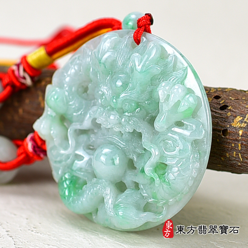 右側翡翠龍項鍊玉珮（祥龍瑞氣、招財富貴龍：龍牌A貨翡翠龍玉珮、緬甸玉龍玉墜、龍十二生肖項鍊）綠色糯種翡翠龍，DR574。客製化訂做各種翡翠龍吊墜玉珮項鍊。★附A貨翡翠雙證書