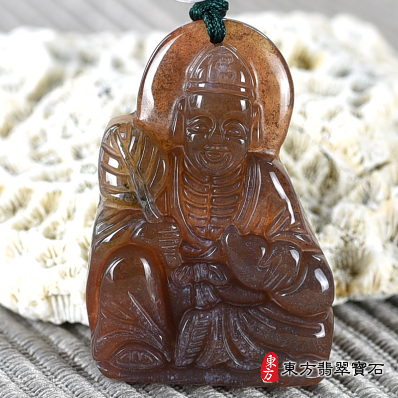 正面水草玉濟公項鍊玉珮（濟公：濟公牌水草玉濟公玉珮、水草玉濟公玉墜）。紅色水草玉濟公，GG064。客製化訂做各種水草玉濟公吊墜玉珮項鍊。★附東方翡翠寶石保證卡