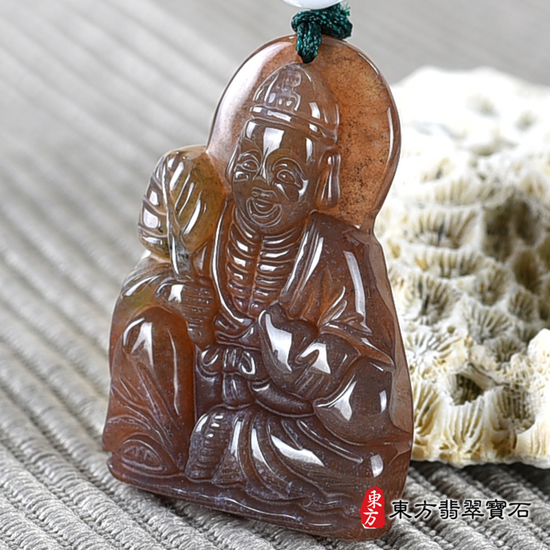 右側水草玉濟公項鍊玉珮（濟公：濟公牌水草玉濟公玉珮、水草玉濟公玉墜）。紅色水草玉濟公，GG064。客製化訂做各種水草玉濟公吊墜玉珮項鍊。★附東方翡翠寶石保證卡