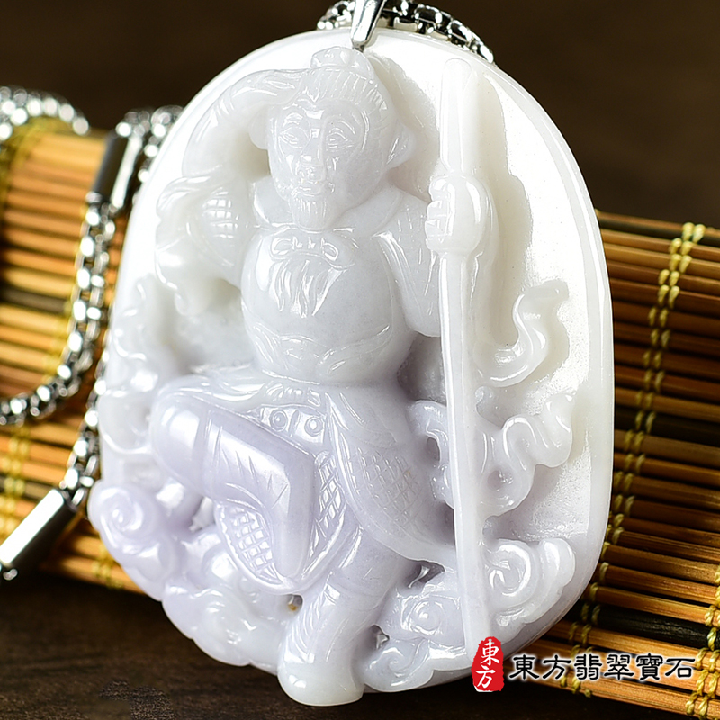 右側翡翠齊天大聖項鍊玉珮（齊天大聖：齊天大聖牌A貨翡翠齊天大聖玉珮、緬甸玉齊天大聖玉墜）。春帶彩糯種齊天大聖，KN212。客製化訂做各種翡翠齊天大聖吊墜玉珮項鍊。★附A貨翡翠雙證書