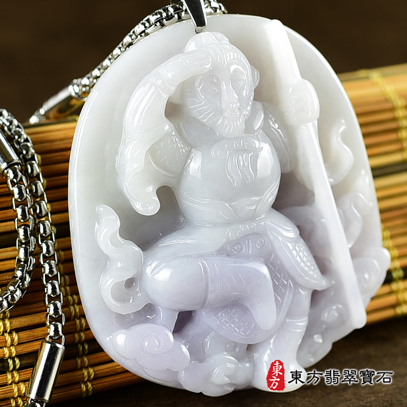 左側翡翠齊天大聖項鍊玉珮（齊天大聖：齊天大聖牌A貨翡翠齊天大聖玉珮、緬甸玉齊天大聖玉墜）。春帶彩糯種齊天大聖，KN212。客製化訂做各種翡翠齊天大聖吊墜玉珮項鍊。★附A貨翡翠雙證書