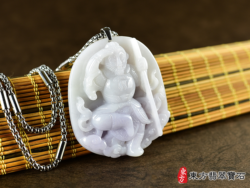 意境翡翠齊天大聖項鍊玉珮（齊天大聖：齊天大聖牌A貨翡翠齊天大聖玉珮、緬甸玉齊天大聖玉墜）。春帶彩糯種齊天大聖，KN212。客製化訂做各種翡翠齊天大聖吊墜玉珮項鍊。★附A貨翡翠雙證書