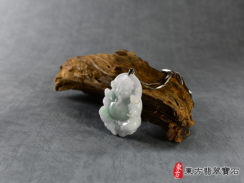 意境（已出售勿下標，可訂做）翡翠福德正神土地公財神爺項鍊玉珮（福德正神土地公財神爺：福德正神土地公財神爺牌A貨翡翠福德正神土地公財神爺玉珮、緬甸玉福德正神土地公財神爺玉墜）。白底青帶紫羅蘭福德正神土地公財神爺，CG045。客製化訂做各種翡翠福德正神土地公財神爺吊墜玉珮項鍊。★附A貨翡翠雙證書