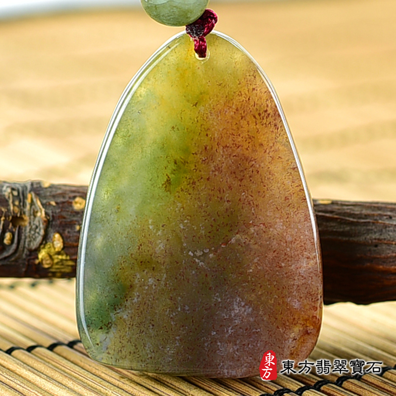 背面水草玉媽祖項鍊玉珮（天上聖母：媽祖牌水草玉媽祖玉珮、水草玉媽祖玉墜）。紅帶綠水草玉媽祖，MD242。客製化訂做各種水草玉媽祖吊墜玉珮項鍊。★附東方翡翠寶石保證卡