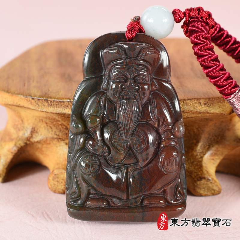 正面水草玉福德正神土地公財神爺項鍊玉珮（福德正神：福德正神土地公財神爺牌水草玉福德正神土地公財神爺玉珮、水草玉福德正神土地公財神爺玉墜）。綠色帶紅色玉水草玉福德正神土地公財神爺，TD052。客製\化訂做各種水草玉福德正神土地公財神爺吊墜玉珮項鍊。★附東方翡翠寶石保證卡