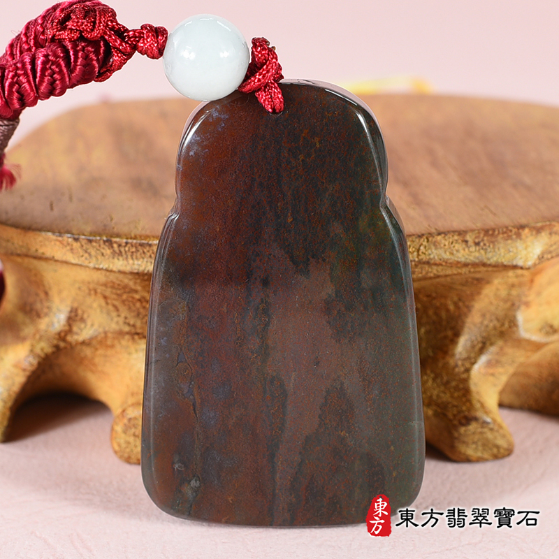 背面水草玉福德正神土地公財神爺項鍊玉珮（福德正神：福德正神土地公財神爺牌水草玉福德正神土地公財神爺玉珮、水草玉福德正神土地公財神爺玉墜）。綠色帶紅色玉水草玉福德正神土地公財神爺，TD052。客製\化訂做各種水草玉福德正神土地公財神爺吊墜玉珮項鍊。★附東方翡翠寶石保證卡