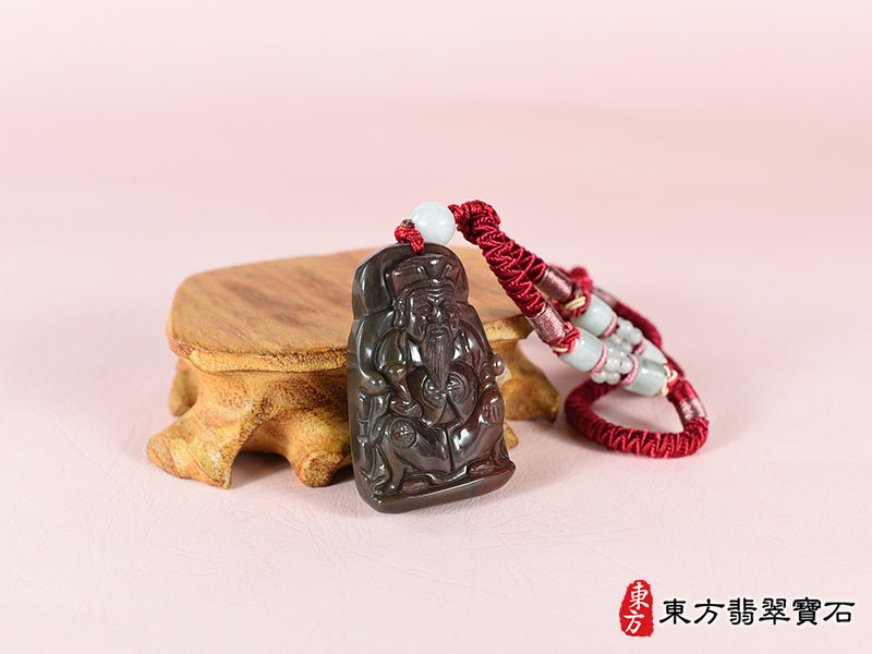 意境水草玉福德正神土地公財神爺項鍊玉珮（福德正神：福德正神土地公財神爺牌水草玉福德正神土地公財神爺玉珮、水草玉福德正神土地公財神爺玉墜）。綠色帶紅色玉水草玉福德正神土地公財神爺，TD052。客製\化訂做各種水草玉福德正神土地公財神爺吊墜玉珮項鍊。★附東方翡翠寶石保證卡