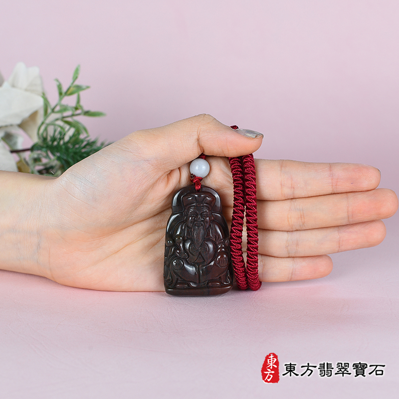 大小水草玉福德正神土地公財神爺項鍊玉珮（福德正神：福德正神土地公財神爺牌水草玉福德正神土地公財神爺玉珮、水草玉福德正神土地公財神爺玉墜）。綠色帶紅色玉水草玉福德正神土地公財神爺，TD052。客製\化訂做各種水草玉福德正神土地公財神爺吊墜玉珮項鍊。★附東方翡翠寶石保證卡