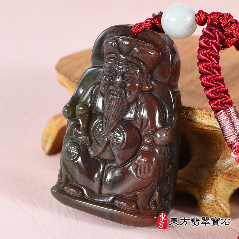 右側水草玉福德正神土地公財神爺項鍊玉珮（福德正神：福德正神土地公財神爺牌水草玉福德正神土地公財神爺玉珮、水草玉福德正神土地公財神爺玉墜）。綠色帶紅色玉水草玉福德正神土地公財神爺，TD052。客製\化訂做各種水草玉福德正神土地公財神爺吊墜玉珮項鍊。★附東方翡翠寶石保證卡