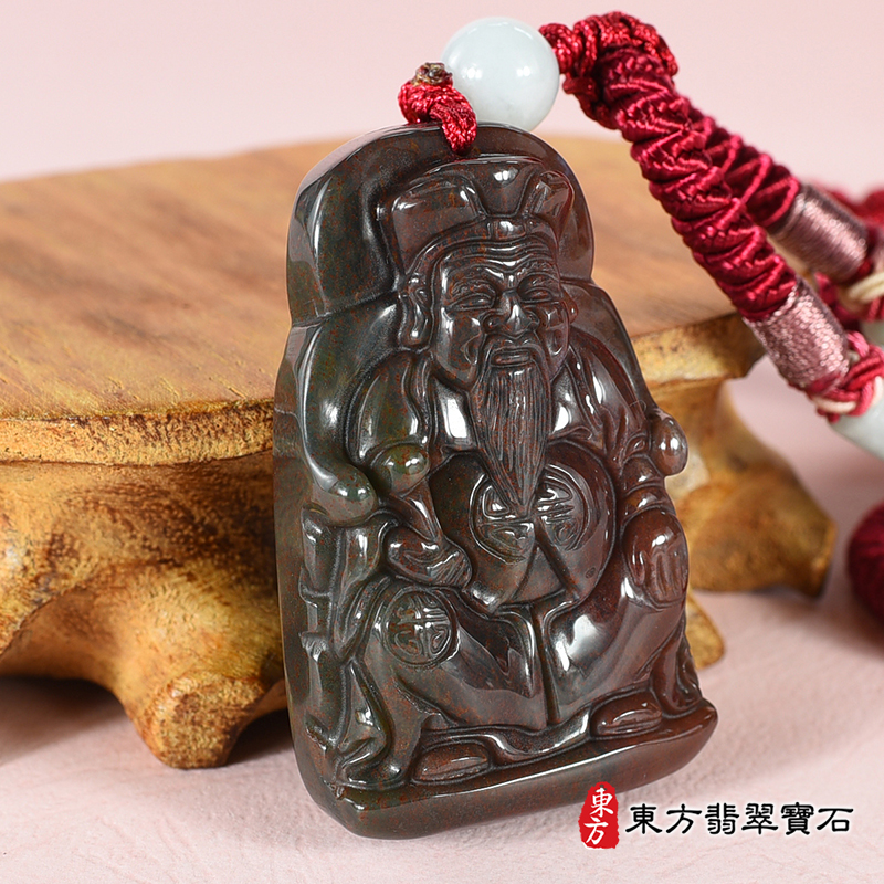 左側水草玉福德正神土地公財神爺項鍊玉珮（福德正神：福德正神土地公財神爺牌水草玉福德正神土地公財神爺玉珮、水草玉福德正神土地公財神爺玉墜）。綠色帶紅色玉水草玉福德正神土地公財神爺，TD052。客製\化訂做各種水草玉福德正神土地公財神爺吊墜玉珮項鍊。★附東方翡翠寶石保證卡