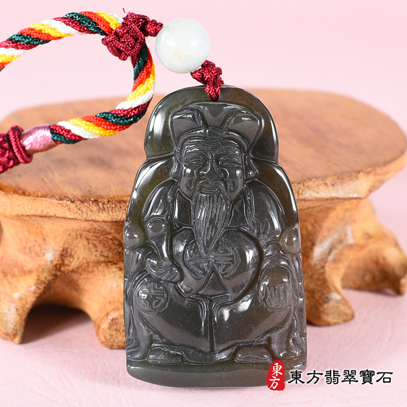 正面水草玉福德正神土地公財神爺項鍊玉珮（福德正神：福德正神土地公財神爺牌水草玉福德正神土地公財神爺玉珮、水草玉福德正神土地公財神爺玉墜）。綠色帶紅色玉水草玉福德正神土地公財神爺，TD053。客製\化訂做各種水草玉福德正神土地公財神爺吊墜玉珮項鍊。★附東方翡翠寶石保證卡