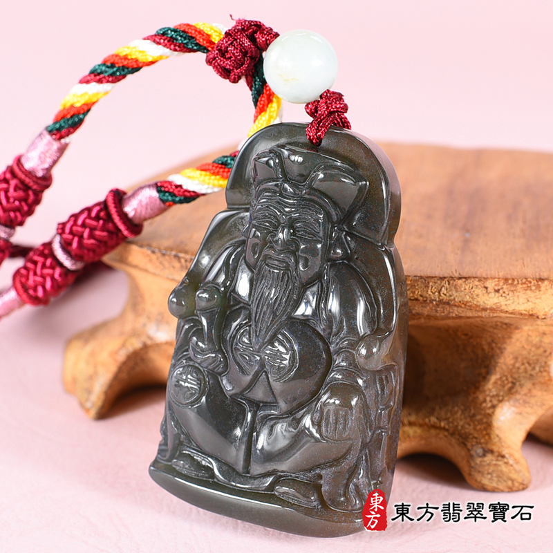 右側水草玉福德正神土地公財神爺項鍊玉珮（福德正神：福德正神土地公財神爺牌水草玉福德正神土地公財神爺玉珮、水草玉福德正神土地公財神爺玉墜）。綠色帶紅色玉水草玉福德正神土地公財神爺，TD053。客製\化訂做各種水草玉福德正神土地公財神爺吊墜玉珮項鍊。★附東方翡翠寶石保證卡