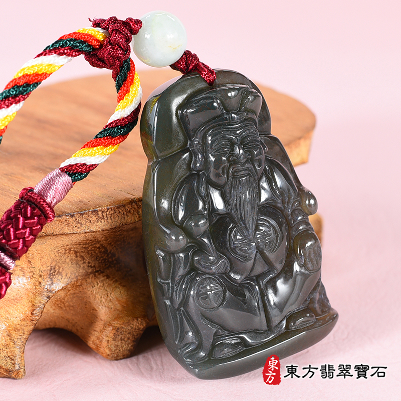 左側水草玉福德正神土地公財神爺項鍊玉珮（福德正神：福德正神土地公財神爺牌水草玉福德正神土地公財神爺玉珮、水草玉福德正神土地公財神爺玉墜）。綠色帶紅色玉水草玉福德正神土地公財神爺，TD053。客製\化訂做各種水草玉福德正神土地公財神爺吊墜玉珮項鍊。★附東方翡翠寶石保證卡